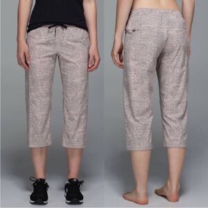 Lululemon Step Lively Crop Pants Dottie Dash Grain Black Women’s Size 4